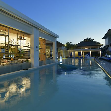 Montigo Resorts Seminyak Εξωτερικό φωτογραφία The pool at the hotel