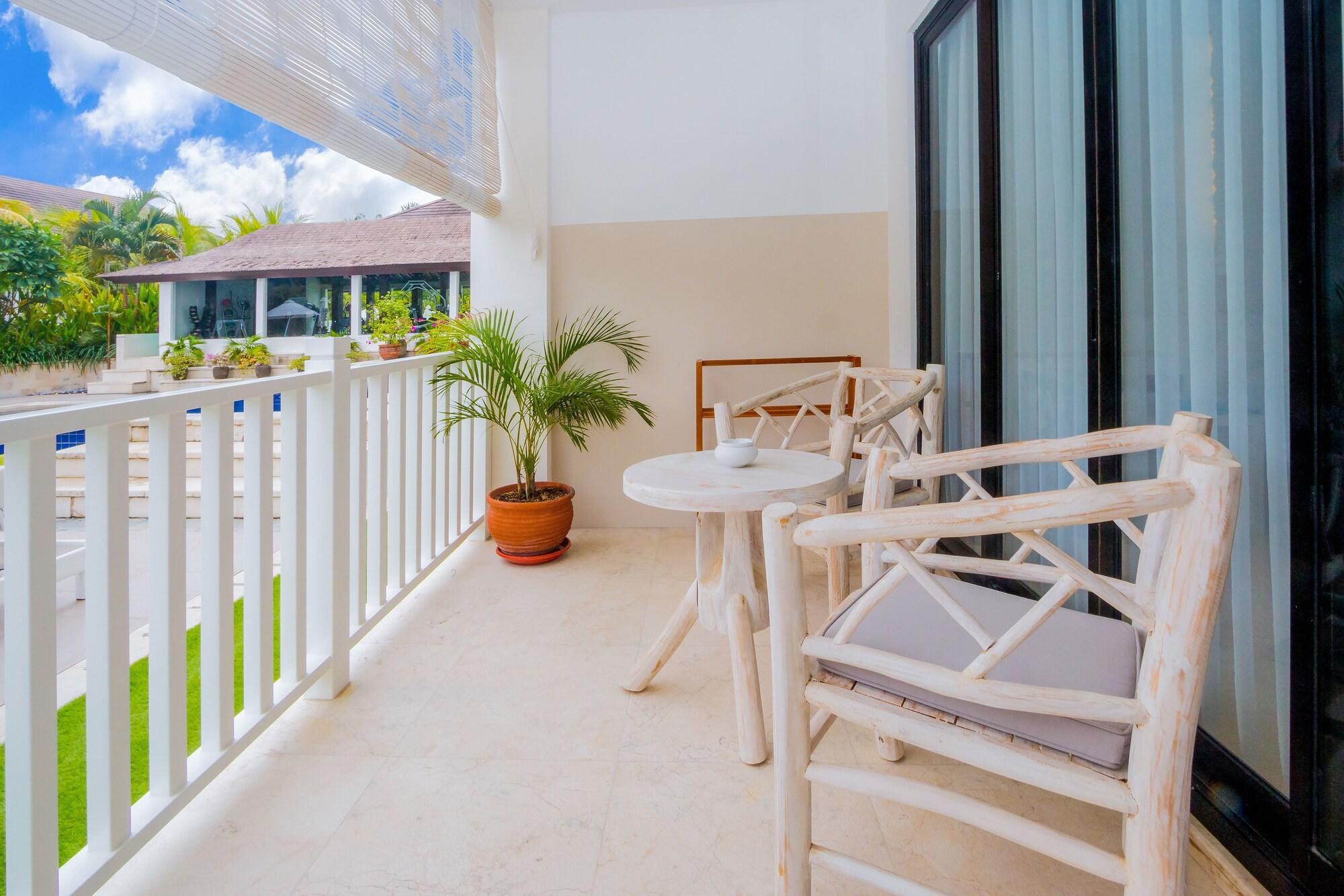 Montigo Resorts Seminyak Εξωτερικό φωτογραφία A balcony