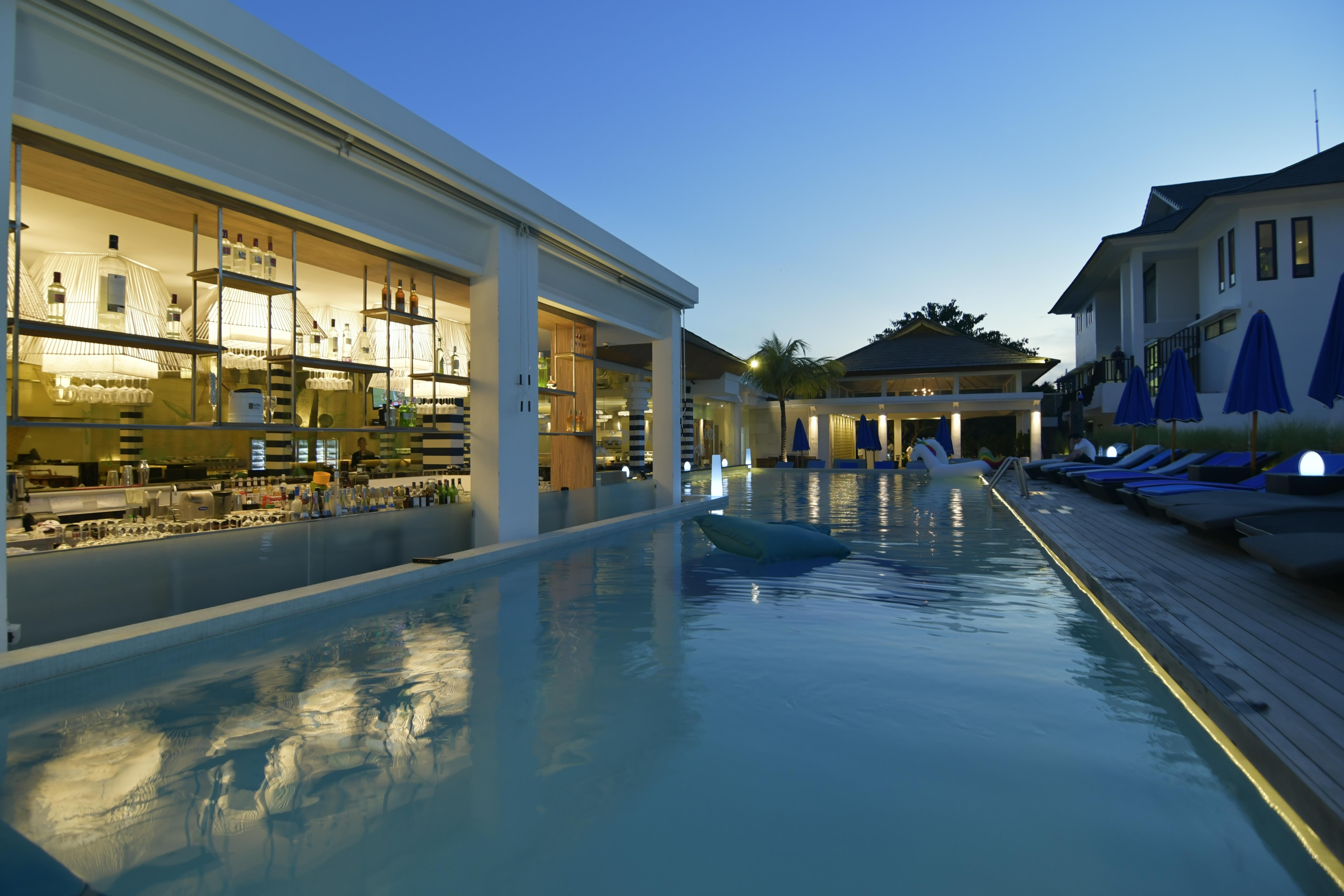 Montigo Resorts Seminyak Εξωτερικό φωτογραφία The pool at the hotel
