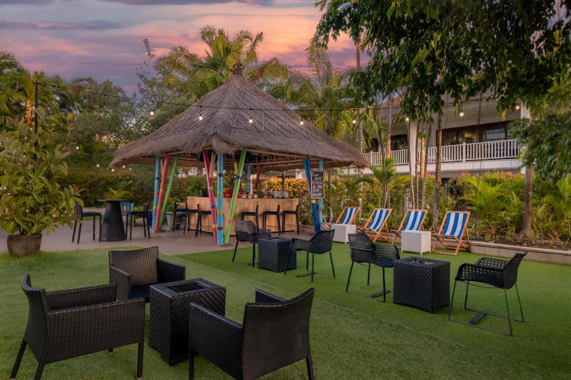 Montigo Resorts Seminyak Εξωτερικό φωτογραφία The Pool Bar