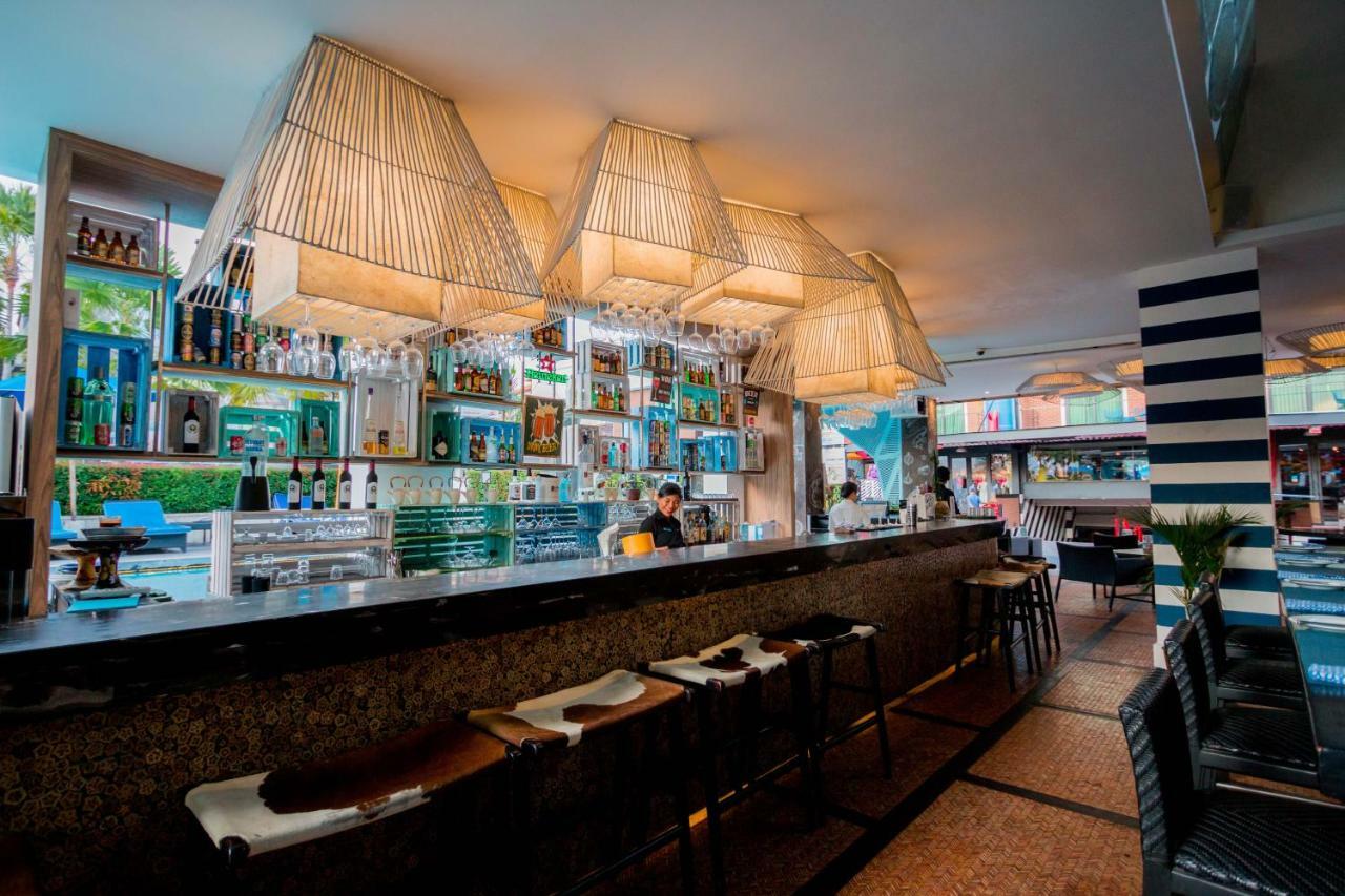Montigo Resorts Seminyak Εξωτερικό φωτογραφία The bar at the restaurant